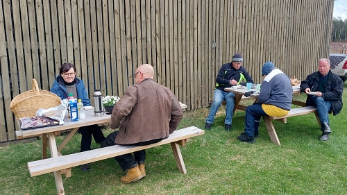 2023 05 06 Vadelmanhoitoa Ruskolla 2500